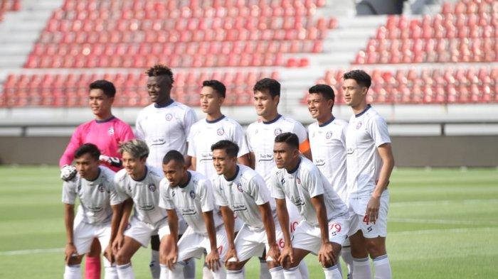 Tim Arema FC saat menjalani foto bersama sebelum menghadapi laga persahabatan melawan Bali United saat pre season Liga 1 musim 2023-2024.