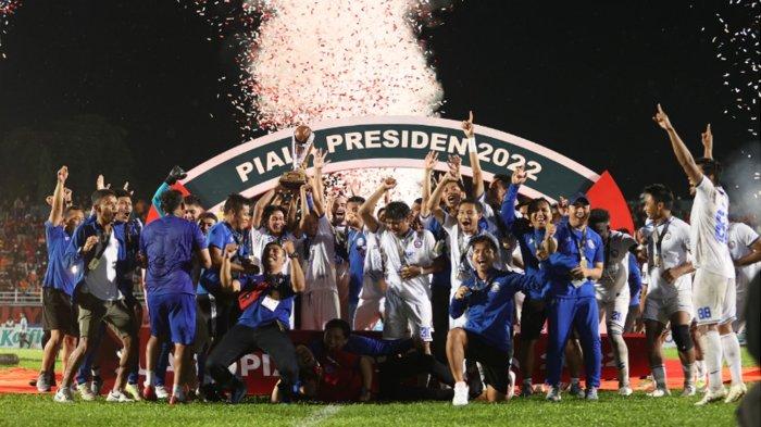 Tim Arema FC saat merayakan gelar juara Piala Presiden 2022