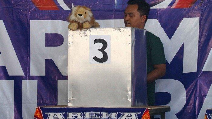 GALERI FOTO - Tempat Pemungutan Suara Bernuansa Arema Juara Piala