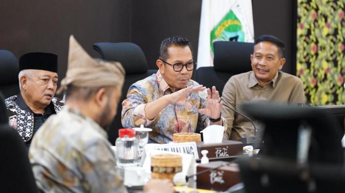 TRIO SENYAWA MALANG RAYA - Tiga kepala daerah Malang Raya, Wali Kota Batu Nurochman, Bupati Kabupaten Malang Sanusi dan Wali Kota Malang Wahyu Hidayat berkumpul di Balai Kota Among Tani Batu, Jumat (18/7/2025) malam.