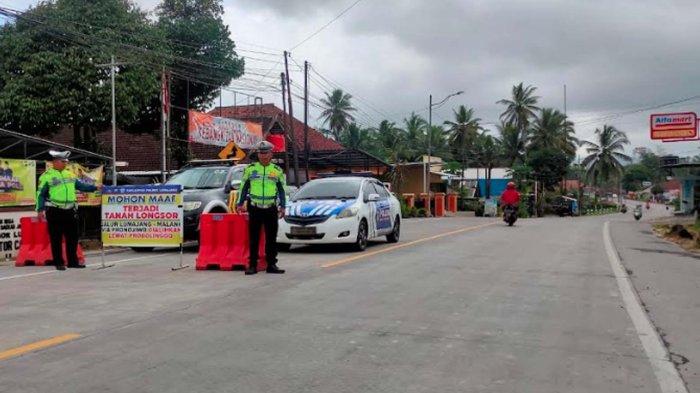 Polisi melakukan pengaturan arus lalu lintas imbas penutupan jalur Piket Nol, Kecamatan Candipuro, Kabupaten Lumajang, Jawa Timur karena terjadi tanah longsor pada Jumat (7/6/2024).