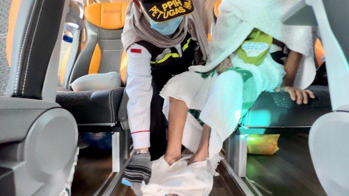 Untuk memastikan semua jemaah haji Indonesia melafalkan niat umrah wajib saat miqat di Bir Ali, Madinah, petugas sektor khusus harus rela masuk satu per satu bus yang parkir di sana.