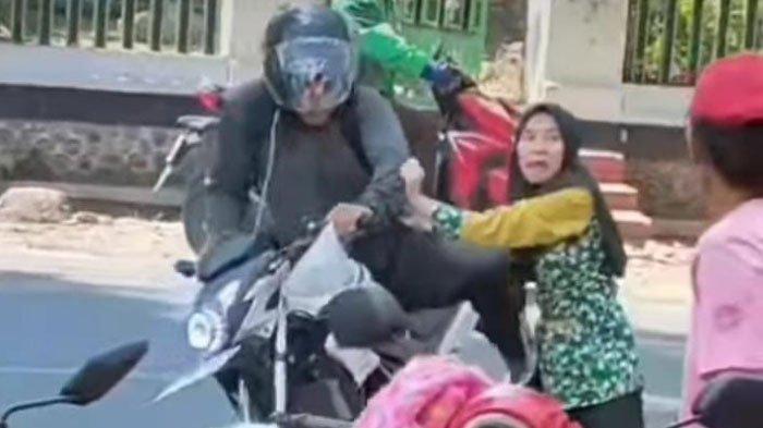 Video dari Jember, Jawa Timur, menjadi viral. Video itu menunjukkan aksi karyawati bernama Siti Aminah yang coba mengejar pencuri barang minimarket di Jalan Karimata, Kelurahan/Kecamatan Sumbersari, Jember.