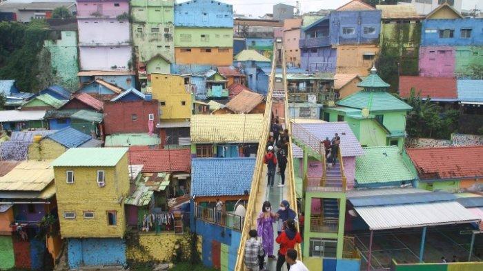 Wisatawan berkunjung ke Kampung Warna Warni Jodipan (KWJ) dan Kampung Tridi Kota Malang