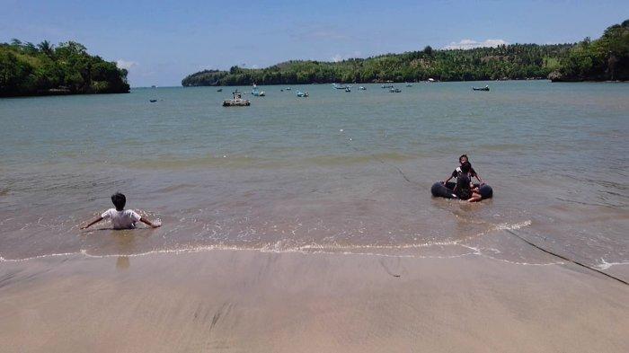 Pantai Gerangan dengan ombak sangat bersahabat karena pantai ini berada di balik gunung. 