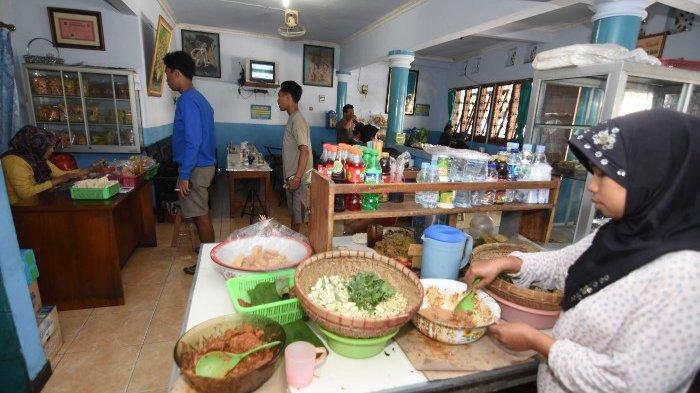Pecel Mbok Bari Blitar salah satu kuliner andalan di Kota Blitar.