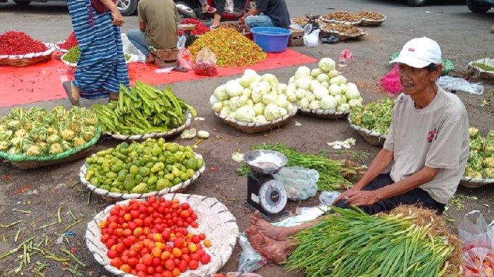 Asmin, pedagang bumbu di Pasar Anyar, Kota Tangerang, Sabtu (6/4/2024).