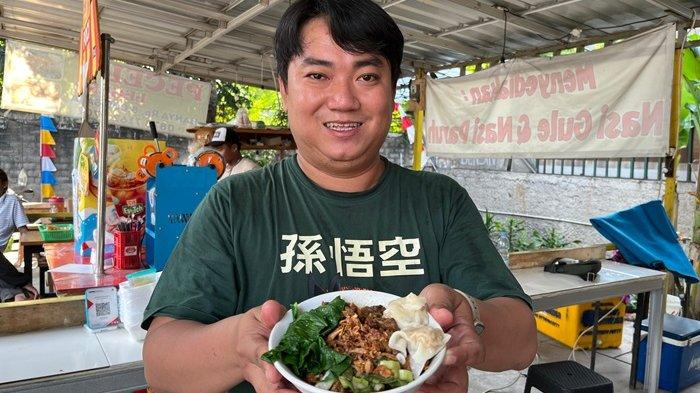 Bakmie Ayam Boss Qu yang berada di kawasan Sawah Baru, Ciputat, Tangerang Selatan bisa jadi pilihan. Tak hanya menjual Mi ayam standar pada umumnya, lokasi ini memiliki banyak pilihan menu menarik yang bisa dicoba. Contohnya adalah menu paling laris yaitu Bakmie Ayam Chili Oil.