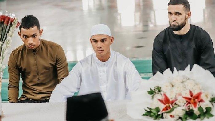 Christian mengucapkan dua kalimat syahadat di Masjid Raya Al-A'zhom, Tangerang pada Selasa, 5 September 2023 didampingi oleh rekan satu timnya.