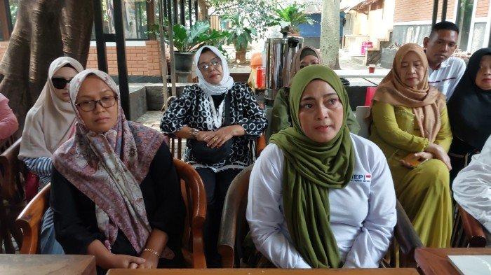 Pelapor sekaligus orang tua korban, Dean Desvi saat diwawancarai, Jumat (4/10/2024).