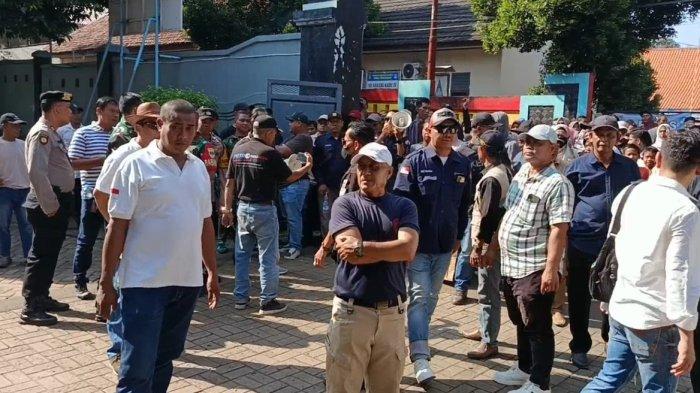 Unjuk rasa tolak sistem penerimaan murid baru (SPMB) yang dilakukan ratusan orang tua calon murid di SMAN 3 Kabupaten Tangerang, Banten, berlangsung ricuh, Kamis (26/6/2025). Ratusan orang tua calon murid ini protes lantaran anak mereka yang telah mendaftar lewat jalur domisili tak diterima meskipun jarak antara sekolah dengan tempat tinggalnya sangat dekat.