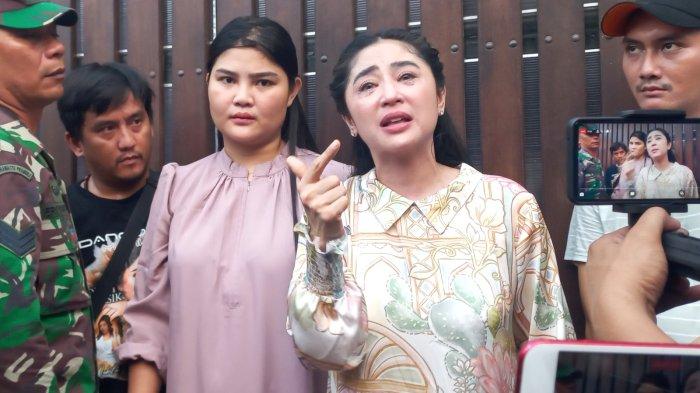 Dewi Perssik saat memberikan keterangan pers terkait pemicu sapi kurbannya ditolak Ketua RT 04 di kediamannya di kawasan Lebak Bulus 2, Cilandak, Jakarta Selatan, Kamis (29/6/2023).