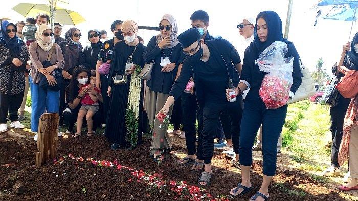 Aktor Dimas Aditya menabur bunga bersama keluarga dan kerabat di atas pusarannya, di TPU Srengseng, Jakarta Selatan, Rabu (28/6/2023).