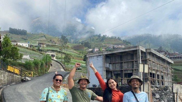 Foto kami di Dusun Butuh Kecamatan Kaliangkrik, Kabupaten Magelang, Jawa Tengah, berlatar belakang Gunung Sumbing.