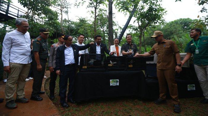 Menteri Kehutanan, Raja Juli Antony melakukan pelepasan burung saat Grand Opening Aviary Park Indonesia, Senin (24/2/2025). Peresmian ini menandai tonggak penting Pelestarian Satwa dan pengembangan Ekowisata di Indonesia.