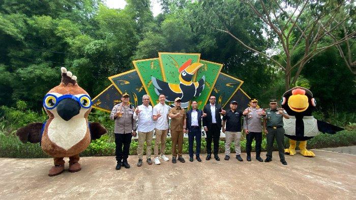 Menteri Kehutanan, Raja Juli Antony memegang seekor burung saat Grand Opening Aviary Park Indonesia, Senin (24/2/2025). Peresmian ini menandai tonggak penting Pelestarian Satwa dan pengembangan Ekowisata di Indonesia.