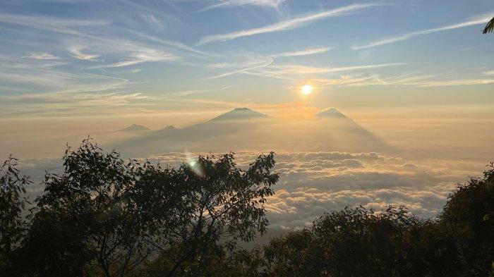 Menatap Gunung Merapi, Gunung Merbabu, Gunung Andong, Gunung Telomoyo, dan Gunung Ungaran dari Pos 3 Gunung Sumbing via Kaliangkrik.