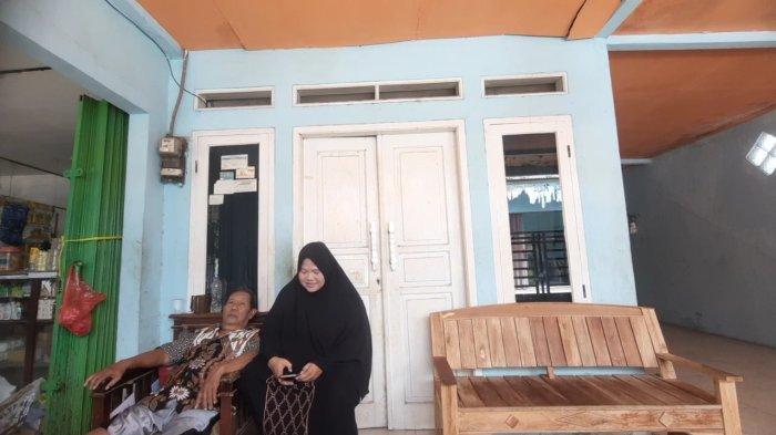 H Aneng (kiri) bersama istri keduanya di Kampung Kaum Jaya, Desa Puserjaya Kecamatan Telukjambe Timur, Karawang, Jawa Barat, Selasa (9/7/2024) siang. H Aneng merupakan ayah Eman Sulaeman, hakim tunggal gugatan praperadilan Pegi Setiawan.