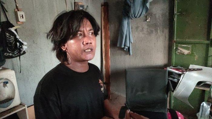 Hanafi (33), penjual jok motor yang tokonya dekat jembatan Talun Cirebon, salah satu lokasi kejadian dalam kasus pembunuhan Vina dan Eky.