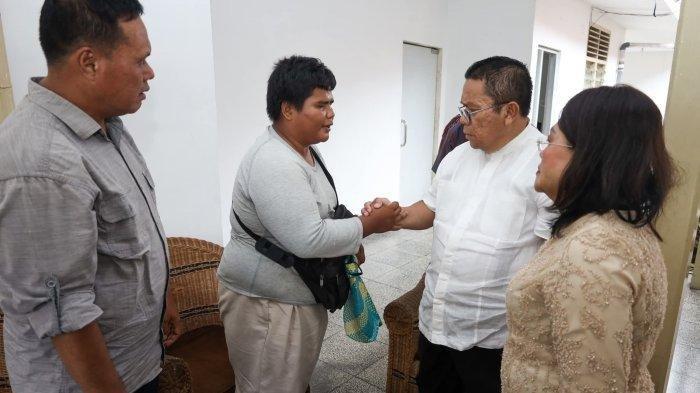 PENGAMEN TUNANETRA- Wali Kota Wesly Silalahi mendengar curahan hati pengamen tuna netra, Heri Hulu yang ingin membuat jasa kusuk di kampung, Minggu (15/6/2025). Heru Hulu sempat dibanting petugas akan diamankan oleh petugas gabungan, Jumat (13/6/2025).(DISKOMINFO PEMATANGSIANTAR)