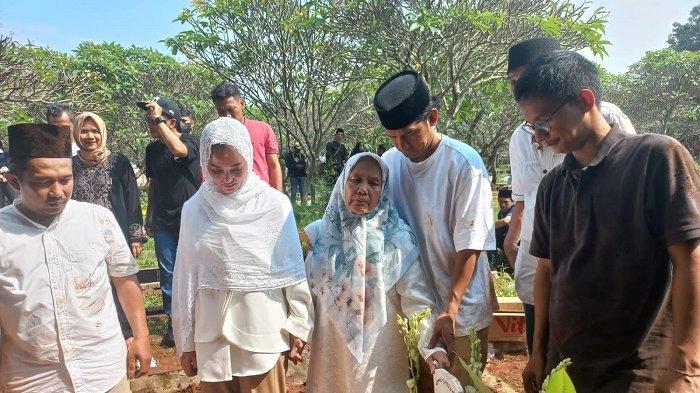 Ibnu Jamil dan Ririn Ekawati seusai pemakaman ayahanda di Taman Pemakaman Umum Kober, Petukangan Selatan, Jakarta Selatan, Kamis (22/6/2023).