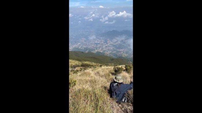 Jalur turun Gunung Sumbing via Kaliangkrik tanpa melewati Pos 4. Dilarang melewati jalur ini bila cuaca tak mendukung dan tak dibekali pengalaman mendaki gunung.