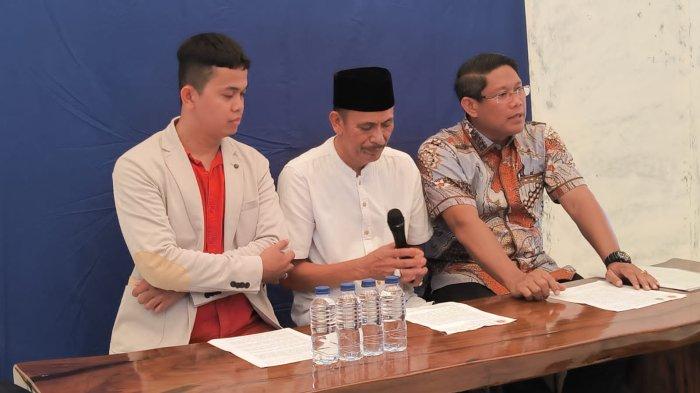 Kades Kohod, Arsin bin Asip (tengah), akhirnya menampakkan diri setelah disebut menghilang usai membuat kegaduhan dalam kasus pagar laut di pesisir Tangerang, Jumat (14/2/2025). Dalam kesempatan itu, ia meminta maaf atas kegaduhan yang terjadi, dan menyebut bahwa dirinya juga merupakan korban.