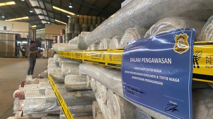 Menteri Perdagangan RI Zulkifli Hasan sita barang impor ilegal dari pabrik karpet di Jatiuwung, Kota Tangerang, Banten, Senin (23/9//2024).
