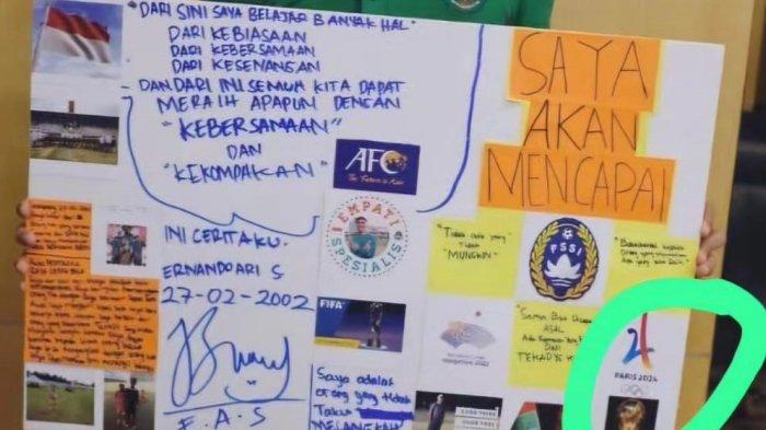 Karton penyemangat milik kiper timnas Indonesia U-23 Ernando Ari Sutaryadi.