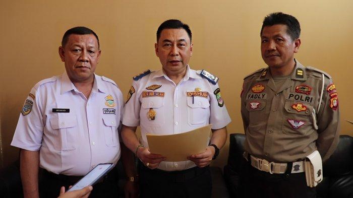 Sekretaris Dinas Perhubungan Kabupaten Bekasi, Reza Nuralam (tengah) didampingi Wakil Ketua Organda Kabupaten Bekasi Irsanadi (kiri) dan Kanit Keamanan dan Keselamatan Lalu-lintas Polres Metro Bekasi, Iptu Muhamad Fadli usai menggelar rapat di Kantor Dishub Kabupaten Bekasi, Jl Industri Cikarang Utara, Kabupaten Bekasi, Jawa Barat, Selasa (30/7/2024).