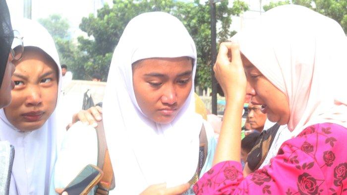Ekspresi warga melihat rumahnya dilalap api di kawasan Kebon Kosong, Kemayoran, Jakarta Pusat, Selasa (10/12/2024).