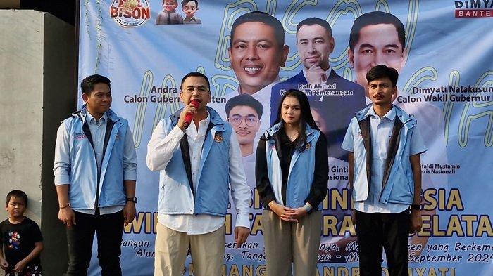 Ketua Tim Pemenangan Andra Soni-Dimyati, Raffi Ahmad (kedua dari kiri) dan Koordinator Nasional Bison Indonesia Ginka Febriyanti Ginting (kedua dari kanan) saat menghadiri apel akbar Bison Indonesia di Alun-alun Pamulang, Kota Tangerang Selatan, Banten, Minggu (15/9).