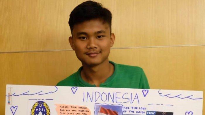 Bek timnas Indonesia U-23 Komang Teguh Trisnanda Putra memegang karton berlogo Olimpiade 2024. Foto ini dibuat tahun 2018 atau enam tahun sebelum Komang berpeluang mewujudkan harapan untuk bermain di Olimpiade 2024. Saat ini, Komang berhasil mengantarkan 