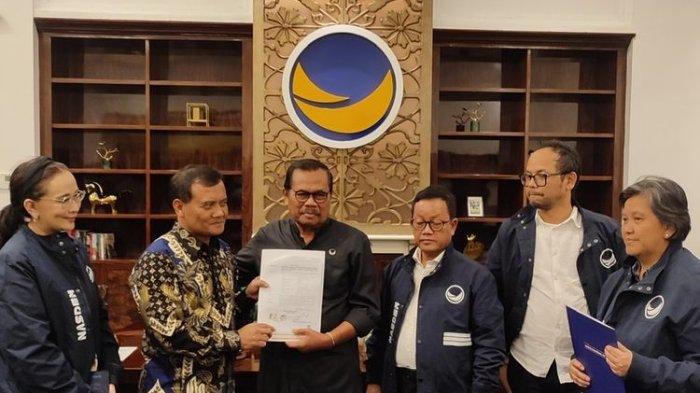 Mantan Kapolda Jateng Komjen Ahmad Lutfi menerima rekomendasi dukungan untuk Pilkada Jateng 2024 dari Partai Nasdem di Nasdem Tower, Menteng, Jakarta, Senin (19/8/2024).