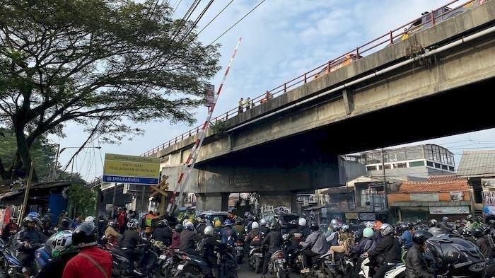 Kondisi di Jembatan Cimindi, Cimahi, Jawa Barat, Jumat (28/6/2024) pagi, setelah mayat pria dievakuasi.