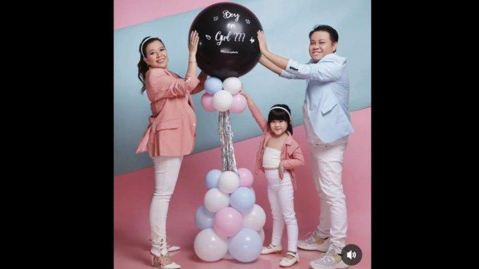 Liana Tan bersama suami dan anaknya.