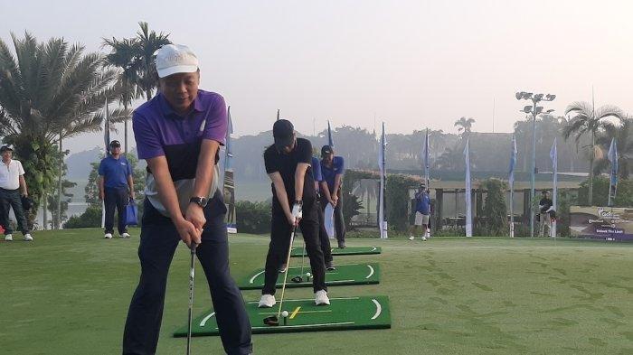 Menteri Perhubungan, Budi Karya (busana warna hitam) saat membuka Sinar Mas Land x Tribun Network Golf Turnamen 2023, Minggu (25/6/2023).