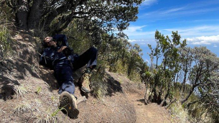 Menikmati perjalanan menuju Puncak Sejati Gunung Sumbing via Kaliangkrik.