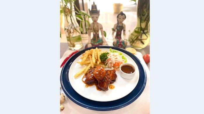 Menu Chicken BBQ yang dihadirkan Swiss-Belinn Airport Jakarta dalam peluncuran tema kuliner 'Flavorful Journeys'.