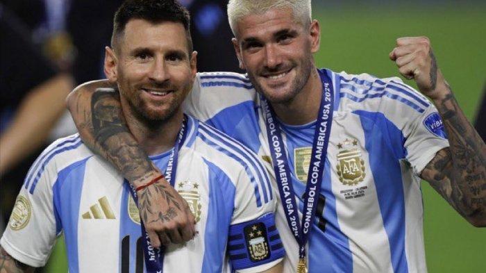 PENGAWAL MESSI- Lionel Messi (kiri) dan Rodrigo de Paul saat selebrasi juara. Rodrigo de Paul dikabarkan tertarik bermain bersama Messi di Inter Miami. (X/@curiosidadesBRL)