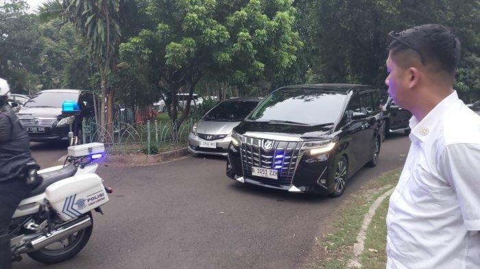 Mobil Toyota Alphard yang ditumpangi Wakil Menteri Keuangan Suahasil Nazara saat mendatangi kediaman presiden terpilih RI Prabowo Subianto di Jalan Kertanegara, Kebayoran Baru, Jakarta Selatan, Selasa (15/10/2024).