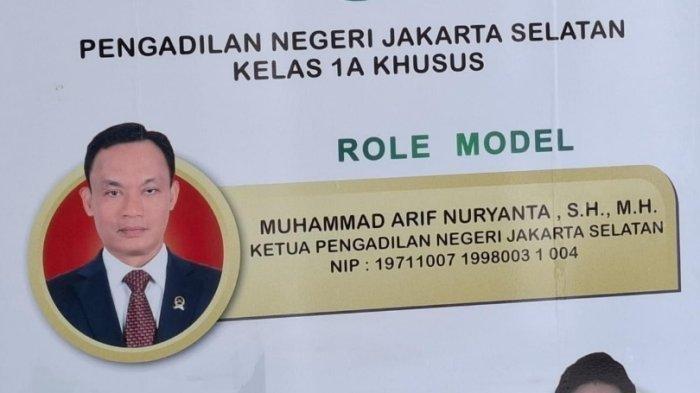JADI ROLE MODEL - Fote Ketua Pengadilan Negeri (PN) Jakarta Selatan Muhammad Arif Nuryanta sebagai role model dekat pintu ruang sidang utama PN Jaksel, Senin (14/4/2025). Kini Muhammad Arif Nuryanta jadi tersangka oleh Kejangung dengan sangkaan menerima suap Rp 60 miliar. (Tribunnews.com/Reynas Abdila)