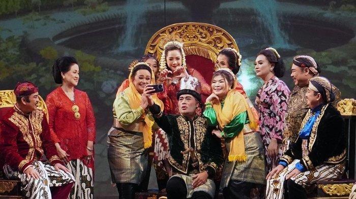 EVP Center of Digital BCA Wani Sabu (berbaju hijau) yang berperan sebagai istri Sultan Aceh, tiba-tiba mengeluarkan ponsel dan berselfie di depan Ratu Kalinyamat dalam pentas Ketoprak Jurnalis berjudul 