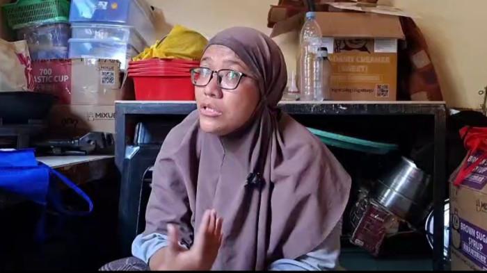 UANG SERAGAM - Nur Febri Susanti (38), seorang ibu rumah tangga asal Pamulang, harus menelan pil pahit setelah kedua anaknya gagal melanjutkan sekolah di SD Negeri Ciledug Barat, Kota Tangerang Selatan. Penyebabnya, Febri tak sanggup membayar biaya seragam sekolah yang mencapai Rp1,1 juta per anak. 