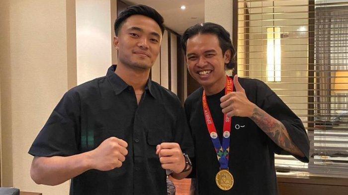 Kiper timnas Indonesia Ernando Ari bersama Okky Yuli Pratama (kanan), tukang pangkas rambut langganan para pemain timnas Indonesia.
