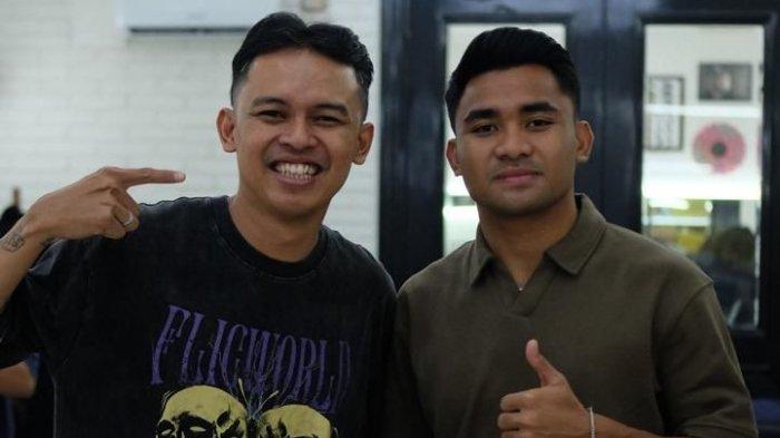 Bek timnas Indonesia Asnawi Mangkualam Bahar bersama Okky Yuli Pratama (kiri), tukang pangkas rambut langganan para pemain timnas Indonesia.