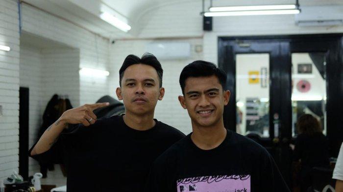 Bek timnas Indonesia Pratama Arhan bersama Okky Yuli Pratama (kiri), tukang pangkas rambut langganan para pemain timnas Indonesia.