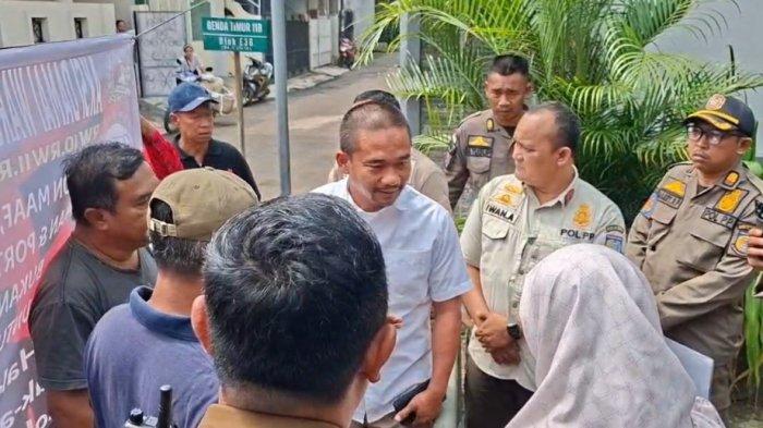 Satpol PP memberikan peringatan kepada warga yang menutup akses jalan menuju SMAN 3 Kota Tangerang Selatan, Kamis (3/7/2025).