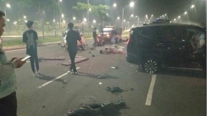 Kecelakaan yang menewaskan 2 orang terjadi di jembatan tokyo PIK 2, Kosambi, Kabupaten Tangerang, Sabtu (23/3/2024) dini hari. Pada kecelakaan ini, sebuah mobil Pajero menghajar truk towing yang sedang mengangkut mobil Yaris warna putih.