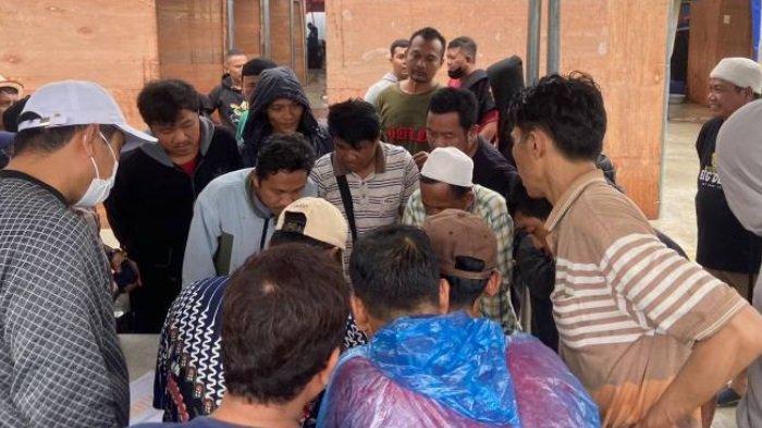 Para pedagang Pasar Anyar Kota Tangerang antusias mengikuti proses pengundian lapak di Pasar Anyar Selatan dan Pasar Mambo, Kamis (14/3/2024).